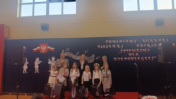 Powiatowy Konkurs Piosenki Patriotycznej &bdquo; ŚPIEWAJMY DLA NIEPODLEGŁEJ SP Krzemieniewice