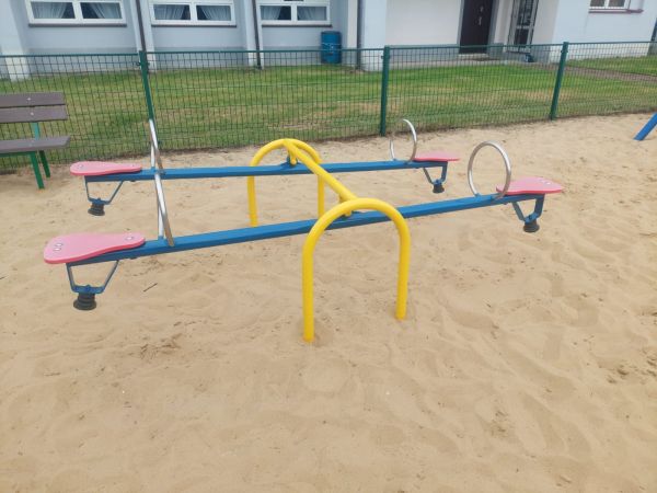 Porządki na placu zabaw w Cieszanowicach