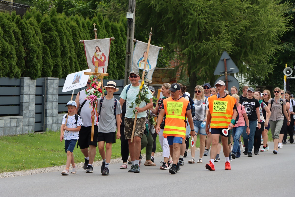 Pielgrzymi z Gorzkowic w drodze powrotnej
