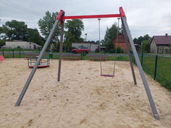 Porządki na placu zabaw w Sobakówku