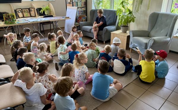 Przedszkolaki z Chatki Puchatka odwiedzają Bibliotekę