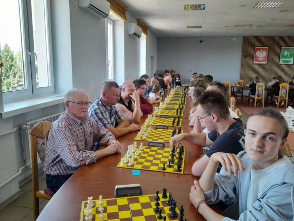 Zapraszamy wszystkich chętnych do wzięcia udziału w naszych zajęciach, które odbywają się regularnie – w każdy piątek o godz. 16:00 w Szkole Podstawowej w Gorzkowicach. Treningi to doskonała okazja, aby doskonalić swoje umiejętności szachowe, poznać nowe strategie i rywalizować w miłej, przyjaznej atmosferze.  Dołącz do nas i rozwijaj swoją pasję do szachów!