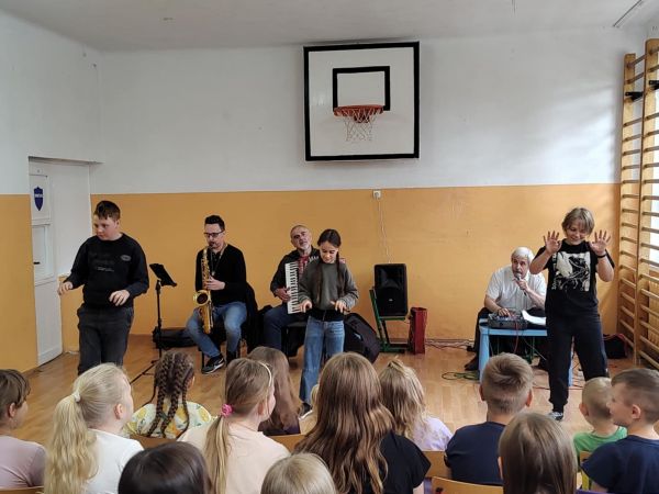 Muzyka dookoła świata SP Krzemieniewice