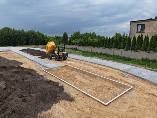 Rozpoczęto formowanie skarp – postępy przy budowie bieżni szkolnej