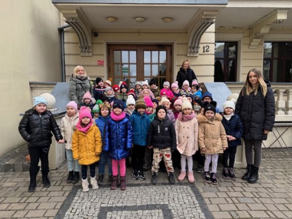 Wycieczka dzieci z Przedszkola Samorządowego na spektakl teatralny ,,Kubuś Puchatek”