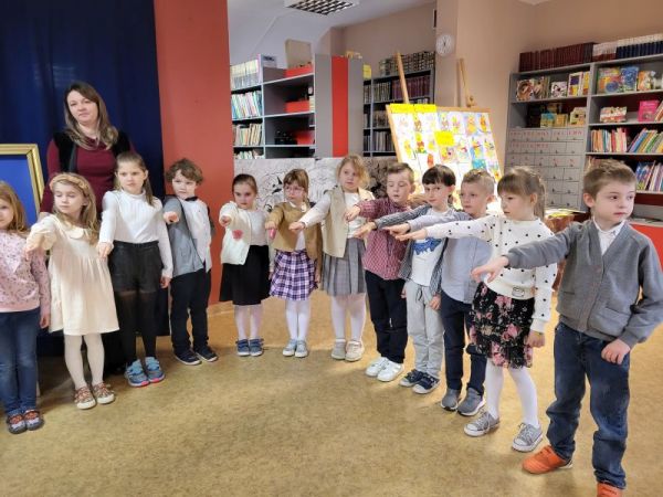Pasowanie na czytelnika w bibliotece Szkoły Podstawowej w Gorzkowicach