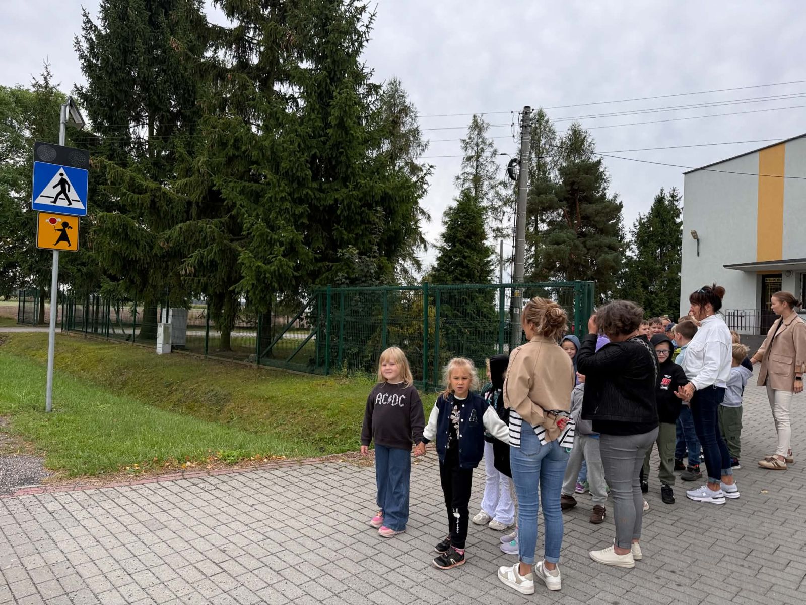 Bezpieczna droga- wyjście terenowe uczniów SP w Krzemieniewicach