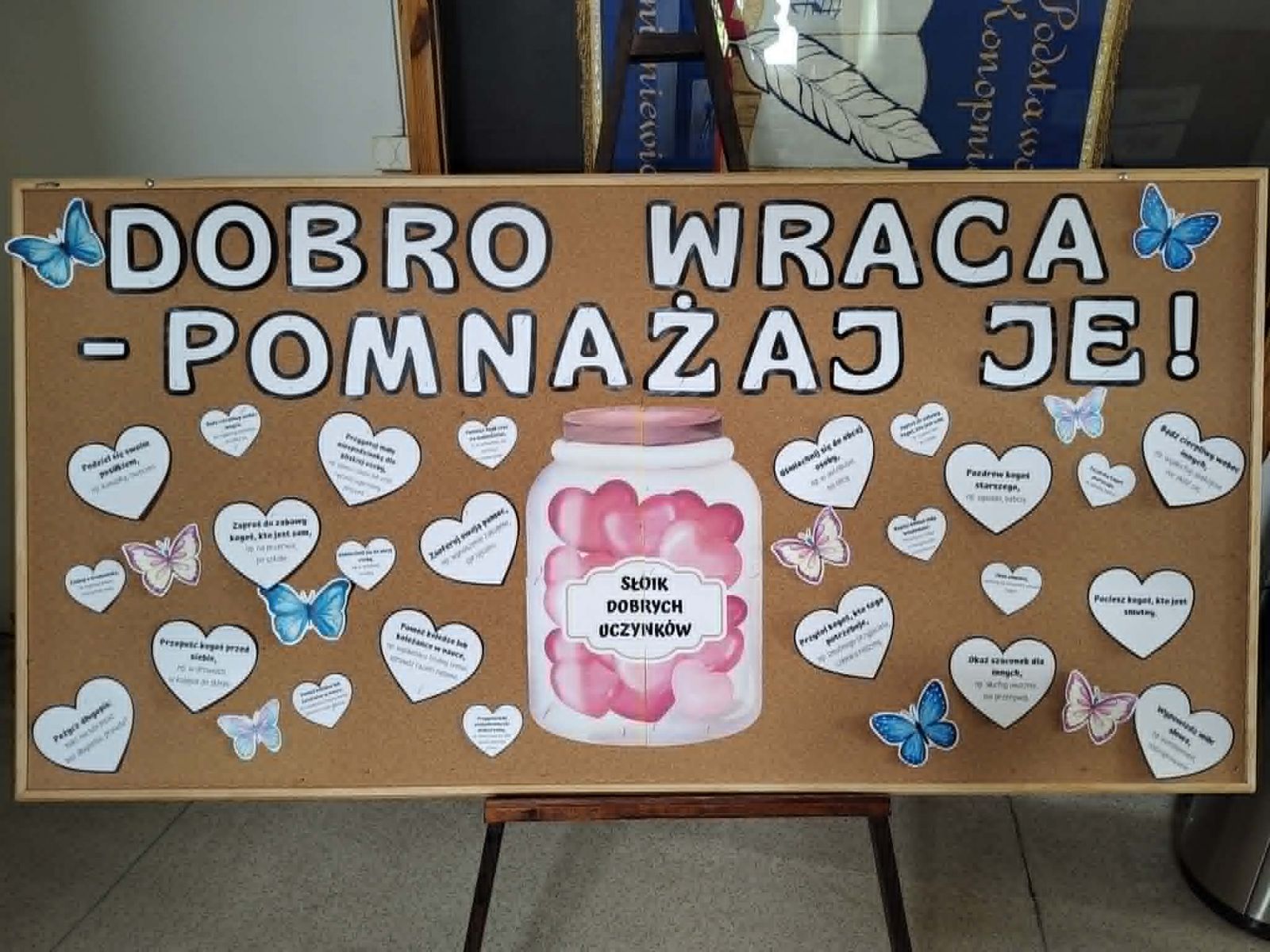 W dniach 19–23 maja 2026 roku w Szkole Podstawowej w Krzemieniewicach odbył się Tydzień Dobrych Uczynków. Był to wyjątkowy czas pełen życzliwości, serdeczności i pozytywnych emocji. Każdego dnia uczniowie starali się okazywać dobro poprzez miłe słowa, pomoc kolegom i koleżankom, uśmiech oraz różne gesty życzliwości. Wszystkie dobre uczynki były zapisywane na specjalnej tablicy, na której znajdowały się papierowe „Słoiki Dobrych Uczynków”. Za każdy wykonany dobry uczynek uczniowie kolorowali jedno serduszko w słoiku. Z dnia na dzień słoiki wypełniały się czerwonymi sercami – symbolem dobra, troski o innych oraz wzajemnej pomocy. Dzięki wspólnemu zaangażowaniu uczniów nasza tablica stała się pięknym świadectwem tego, że dobro wraca i rośnie wtedy, gdy dzielimy się nim z innymi. ❤️ To był niezwykły tydzień, który pokazał, jak wiele radości mogą przynieść nawet drobne gesty. Dziękujemy wszystkim uczniom za ich otwarte serca i zachęcamy, aby dobre uczynki towarzyszyły nam nie tylko od święta, ale każdego dnia.