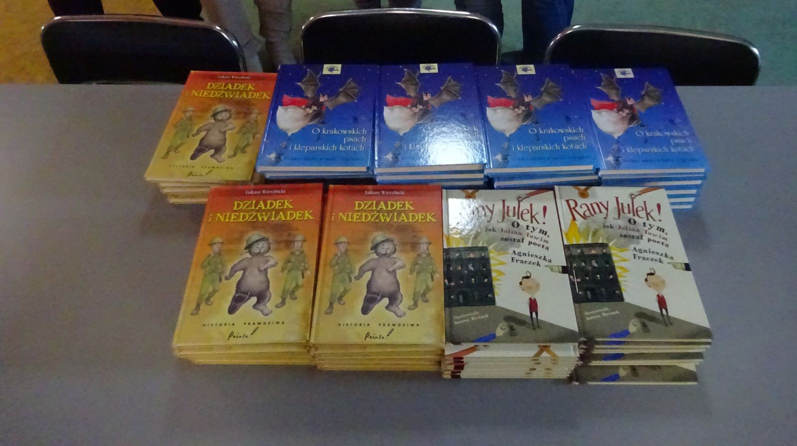 W dniu 19.02.2026r. odbyło się przekazanie 62 książek na rzecz szkolnej biblioteki. Woluminy zakupione zostały przez Radę Rodziców działającą przy Szkole Podstawowej w Gorzkowicach. Serdecznie dziękujemy za przekazane książki, które przyczynią się do rozwoju czytelnictwa wśród naszych uczniów.