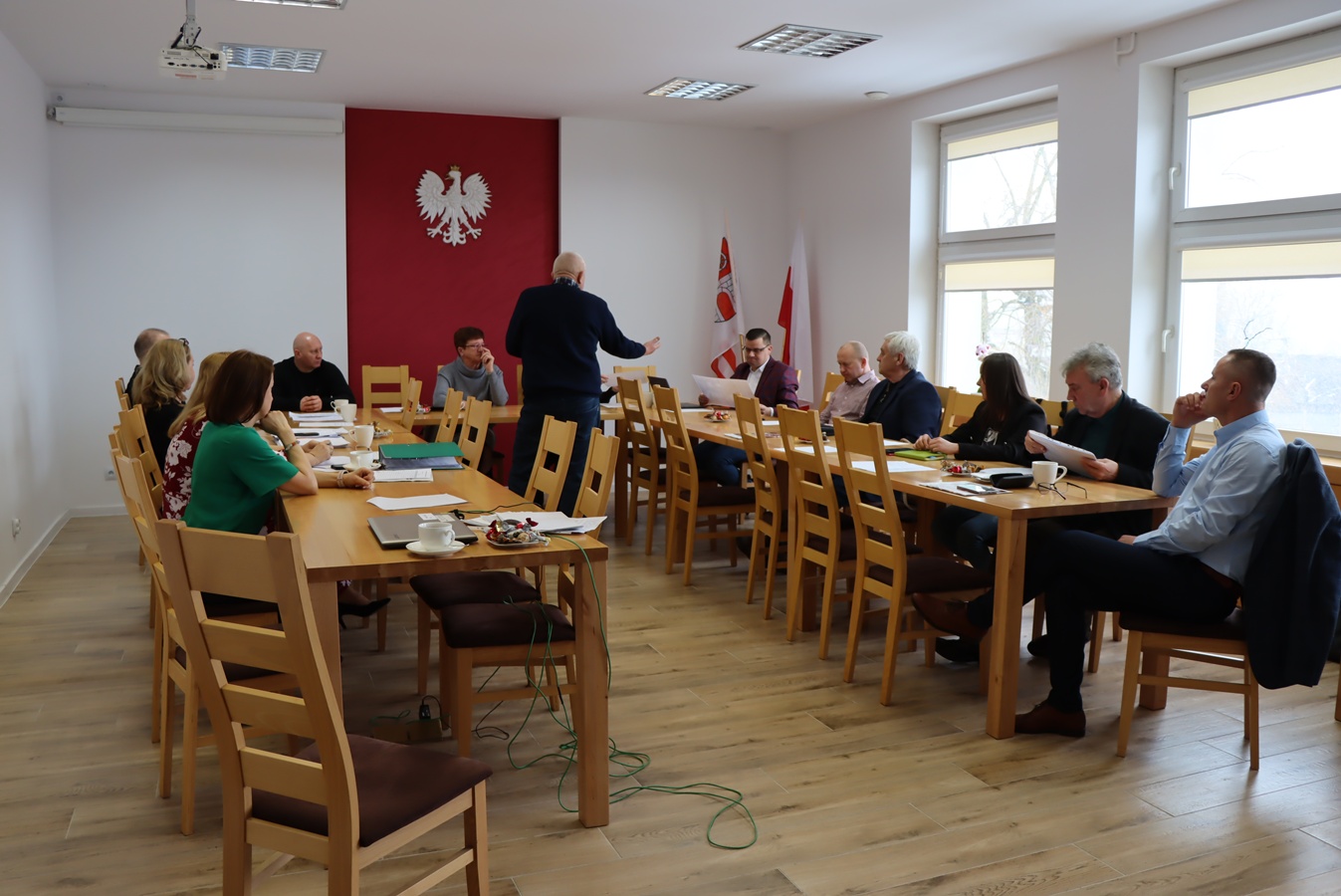 W dniu dzisiejszym w sali konferencyjnej Urzędu Gminy Gorzkowice odbyło się posiedzenie Komisji Skarg, Wniosków i Petycji.  W posiedzeniu uczestniczyli: Wójt Gminy Gorzkowice &ndash; Alojzy Włodarczyk oraz Sekretarz Gminy &ndash; Iwona Kadir.  Porządek obrad przedstawiał się następująco:  Otwarcie posiedzenia.  Przyjęcie porządku posiedzenia.  Przyjęcie protokołu z poprzedniego posiedzenia komisji.  Omówienie i wypracowanie stanowiska w sprawie wniosków, które wpłynęły do Rady Gminy Gorzkowice.  Opiniowanie projektów uchwał na Sesję Rady Gminy Gorzkowice.  Sprawy różne.  Zakończenie posiedzenia.  Podczas posiedzenia gościliśmy Naczelnika Stacji Koluszki &ndash; Jerzy Stań, który omówił bieżące funkcjonowanie przejazdów kolejowych na terenie Gminy Gorzkowice, odnosząc się do kwestii bezpieczeństwa oraz organizacji ruchu.  W spotkaniu uczestniczył również Bogdan Pechta.  Komisja przeanalizowała wnioski skierowane do Rady Gminy Gorzkowice oraz wypracowała wstępne stanowiska w omawianych sprawach.