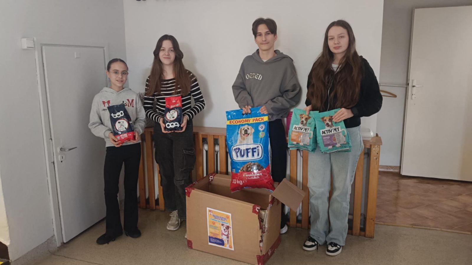 Zbiórka żywności dla bezdomnych zwierząt - SP Krzemieniewice