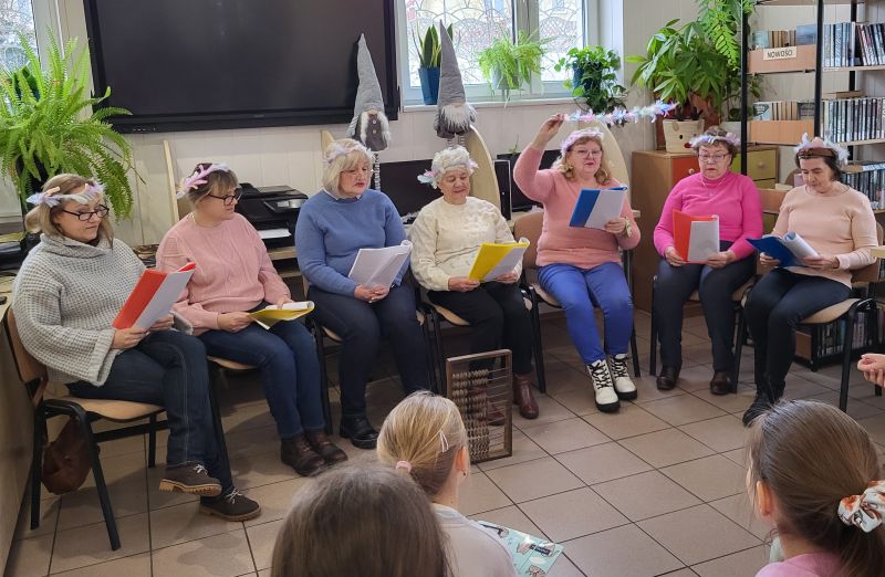 Międzypokoleniowe czytanie wierszy Wandy Chotomskiej &ndash; SP Gorzkowice