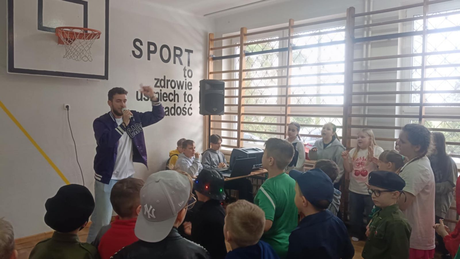 Walentynki i Ostatki to wyjątkowy czas pełen radości, uśmiechu i dobrej zabawy. To doskonała okazja, aby okazać sobie życzliwość, miłe słowo i wspólnie spędzić czas w miłej atmosferze.  W tym dniu w Szkole Podstawowej w Krzemieniewicach mieliśmy przyjemność gościć wyjątkowego artystę &ndash; Mateusza Wojtanię &bdquo;Matsonika". Uczniowie mieli okazję posłuchać muzyki na żywo, poznać jego twórczość i dowiedzieć się , jak wygląda praca artysty.  Był to czas pełen życzliwości , pozytywnej energii i karnawałowych rytmów. Dziękujemy za wspaniały występ i muzyczne emocje!