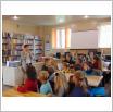 Galeria zdjęć: Wizyta uczniów ze Szkoły Podstawowej w Gościnnej w Bibliotece Publicznej. Link otwiera powiększoną wersję zdjęcia.