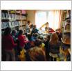 Galeria zdjęć: Wizyta uczniów ze Szkoły Podstawowej w Gościnnej w Bibliotece Publicznej. Link otwiera powiększoną wersję zdjęcia.