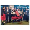 Galeria zdjęć: Zespół Pieśni i Tańca Gorzkowice na podium. Link otwiera powiększoną wersję zdjęcia.
