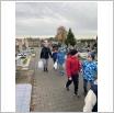 Galeria zdjęć: Pamiętamy o zmarłych - wyjście na cmentarz klasy 2c - SP Gorzkowice. Link otwiera powiększoną wersję zdjęcia.