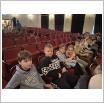 Galeria zdjęć: Uczniowie na spektaklu teatralnym -SP Krzemieniewice. Link otwiera powiększoną wersję zdjęcia.