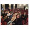 Galeria zdjęć: Uczniowie na spektaklu teatralnym -SP Krzemieniewice. Link otwiera powiększoną wersję zdjęcia.