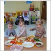 Galeria zdjęć: Międzynarodowych Dzień Pizzy w Samorządowym Klubie Dziecięcym w Gorzkowicach. Link otwiera powiększoną wersję zdjęcia.
