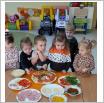 Galeria zdjęć: Międzynarodowych Dzień Pizzy w Samorządowym Klubie Dziecięcym w Gorzkowicach. Link otwiera powiększoną wersję zdjęcia.
