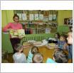 Galeria zdjęć: Wizyta w bibliotece szkolnej. Link otwiera powiększoną wersję zdjęcia.