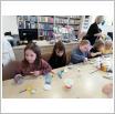 Galeria zdjęć: Biblioteczne warsztaty wielkanocne. Link otwiera powiększoną wersję zdjęcia.