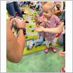 Galeria zdjęć: Pokaz zwierzątek z zoo  udział dzieci w spotkaniu z Samorządowego Klubu Dziecięcego w Gorzkowicach. Link otwiera powiększoną wersję zdjęcia.