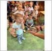 Galeria zdjęć: Pokaz zwierzątek z zoo  udział dzieci w spotkaniu z Samorządowego Klubu Dziecięcego w Gorzkowicach. Link otwiera powiększoną wersję zdjęcia.
