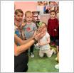 Galeria zdjęć: Pokaz zwierzątek z zoo  udział dzieci w spotkaniu z Samorządowego Klubu Dziecięcego w Gorzkowicach. Link otwiera powiększoną wersję zdjęcia.