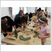 Galeria zdjęć: Warsztaty ceramiczne w świetlicy w Grabostowie oraz filii bibliotecznej w Cieszanowicach. Link otwiera powiększoną wersję zdjęcia.