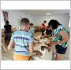 Galeria zdjęć: Warsztaty ceramiczne w świetlicy wiejskiej w Grabostowie oraz filii bibliotecznej w Cieszanowicach. Zdobienie i szkliwienie.. Link otwiera powiększoną wersję zdjęcia.