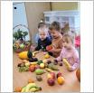Galeria zdjęć: Dzień warzyw i owoców w Samorządowym Klubie Dziecięcym i Klubie Malucha  w Gorzkowicach. Link otwiera powiększoną wersję zdjęcia.