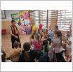 Galeria zdjęć: Występ Cyrku ?SZOK? - SP Krzemieniewice. Link otwiera powiększoną wersję zdjęcia.