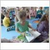 Galeria zdjęć: Lekcja biblioteczna w grupach Pszczółki i Muchomorki w Przedszkolu Samorządowym. Link otwiera powiększoną wersję zdjęcia.