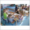 Galeria zdjęć: Lekcja biblioteczna w grupach Pszczółki i Muchomorki w Przedszkolu Samorządowym. Link otwiera powiększoną wersję zdjęcia.