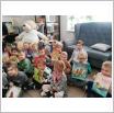 Galeria zdjęć: Światowy Dzień Pluszowego Misia - spotkanie z przedszkolakami w Bibliotece w Gorzkowicach. Link otwiera powiększoną wersję zdjęcia.
