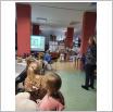 Galeria zdjęć: Spotkanie z uczniami klas drugich z okazji Światowego Dnia Pluszowego Misia ? biblioteka SP w Gorzkowicach. Link otwiera powiększoną wersję zdjęcia.