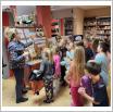 Galeria zdjęć: Spotkanie z uczniami klas drugich z okazji Światowego Dnia Pluszowego Misia ? biblioteka SP w Gorzkowicach. Link otwiera powiększoną wersję zdjęcia.