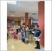 Galeria zdjęć: Spotkanie z uczniami klas drugich z okazji Światowego Dnia Pluszowego Misia ? biblioteka SP w Gorzkowicach. Link otwiera powiększoną wersję zdjęcia.