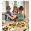 Galeria zdjęć: Dzień pizzy w Samorządowym Klubie Dziecięcym oraz w Samorządowym Klubie Malucha w Gorzkowicach. Link otwiera powiększoną wersję zdjęcia.