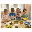 Galeria zdjęć: Dzień pizzy w Samorządowym Klubie Dziecięcym oraz w Samorządowym Klubie Malucha w Gorzkowicach. Link otwiera powiększoną wersję zdjęcia.