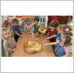 Galeria zdjęć: Dzień pizzy w Samorządowym Klubie Dziecięcym oraz w Samorządowym Klubie Malucha w Gorzkowicach. Link otwiera powiększoną wersję zdjęcia.