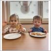 Galeria zdjęć: Dzień pizzy w Samorządowym Klubie Dziecięcym oraz w Samorządowym Klubie Malucha w Gorzkowicach. Link otwiera powiększoną wersję zdjęcia.