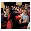 Galeria zdjęć: Wycieczka dzieci z Przedszkola Samorządowego na spektakl teatralny Kubuś Puchatek. Link otwiera powiększoną wersję zdjęcia.
