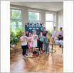 Galeria zdjęć: Podsumowanie osiągnięć uczniów i bezpieczeństwo w czasie wakacji – apele w Szkole Podstawowej w Gorzkowicach. Link otwiera powiększoną wersję zdjęcia.