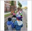 Galeria zdjęć: Wyjście na cmentarz dzieci z Przedszkola Samorządowego w Gorzkowicach. Link otwiera powiększoną wersję zdjęcia.