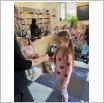Galeria zdjęć: Warsztaty dla dzieci z Przedszkola Samorządowego w Gminnej Bibliotece Publicznej. Link otwiera powiększoną wersję zdjęcia.