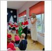Galeria zdjęć: Mikołajki w Przedszkolu Samorządowym w Gorzkowicach – dzień pełen magii i uśmiechu!. Link otwiera powiększoną wersję zdjęcia.