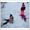 Galeria zdjęć: Dokarmianie ptaków zimą oraz zimowe zabawy na śniegu dzieci z Przedszkola Samorządowego w Gorzkowicach. Link otwiera powiększoną wersję zdjęcia.